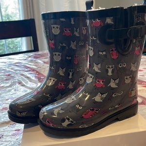 Super cute owl rain boots. Fleece lined rain boots. Girls size 1-2